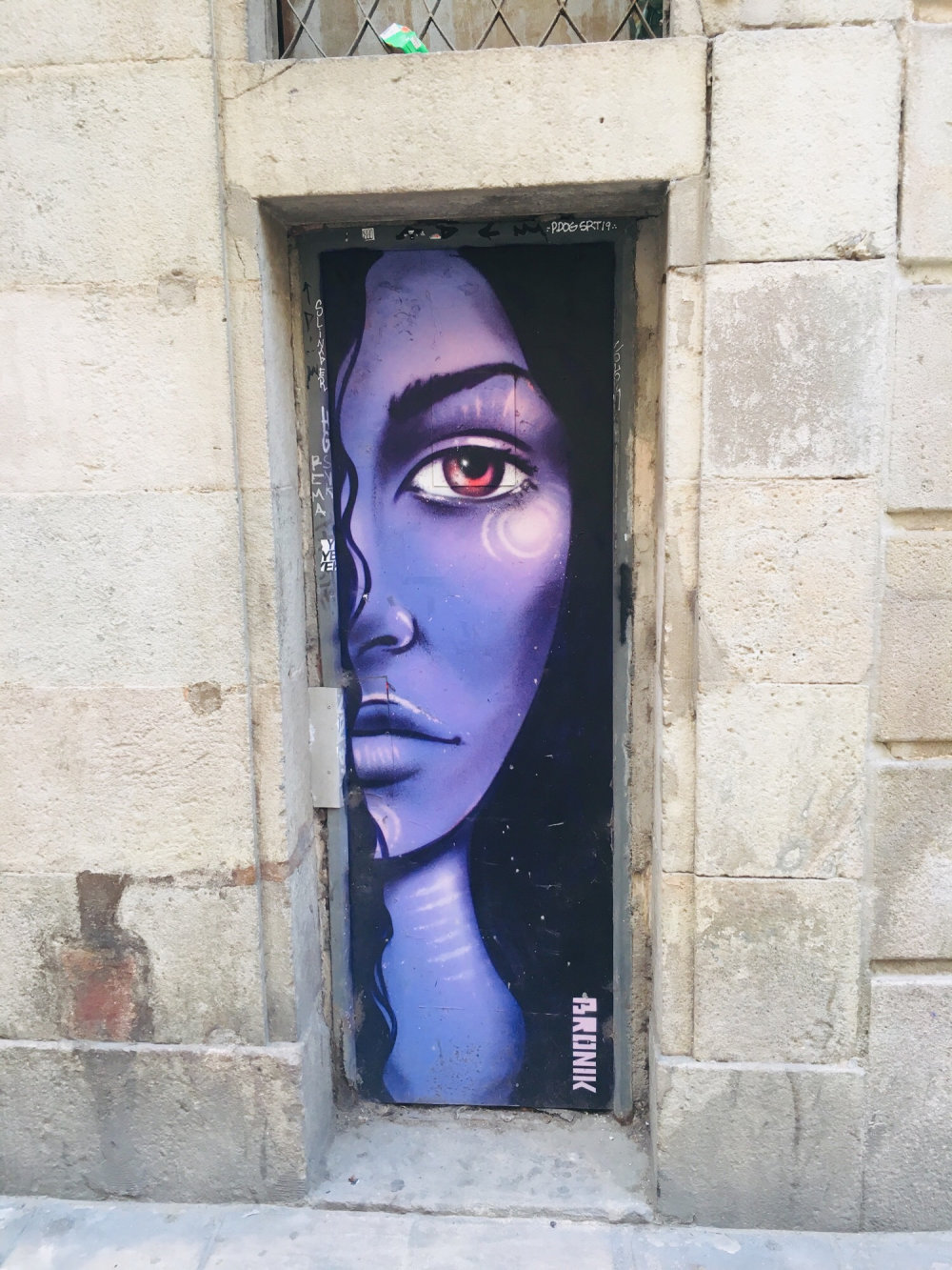 mural in Barcelona by artist BRONIK.