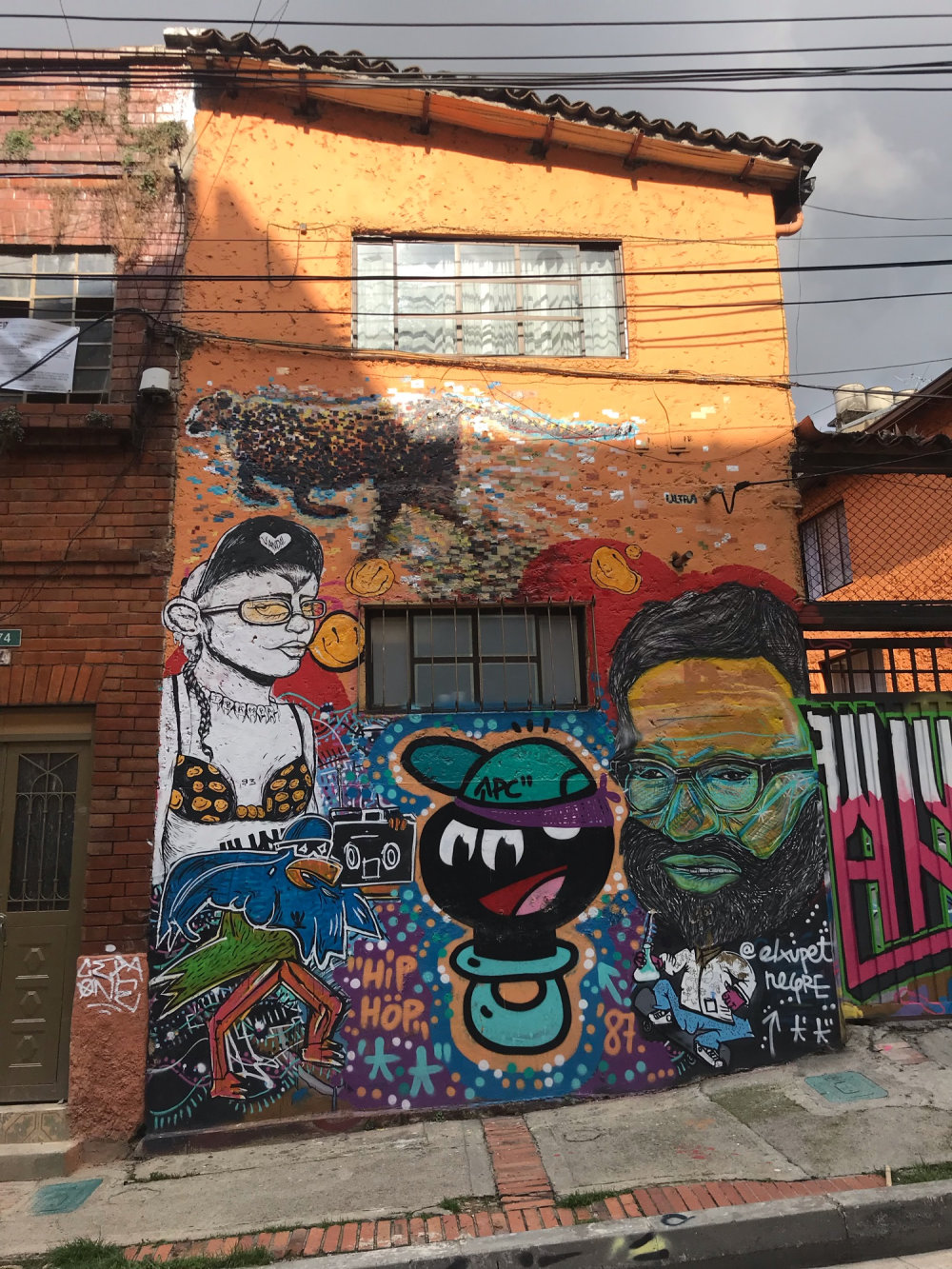 mural in Bogotá by artist unknown.