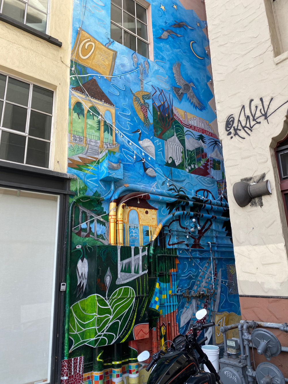 mural in Oakland by artist unknown.