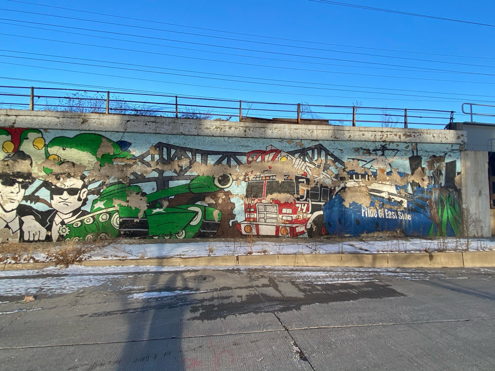 mural in Chicago by artist unknown.