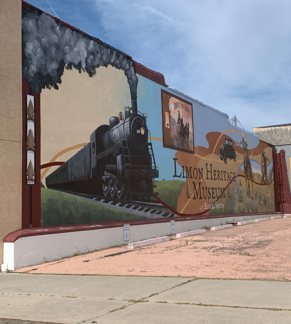 mural in Limon by artist unknown.