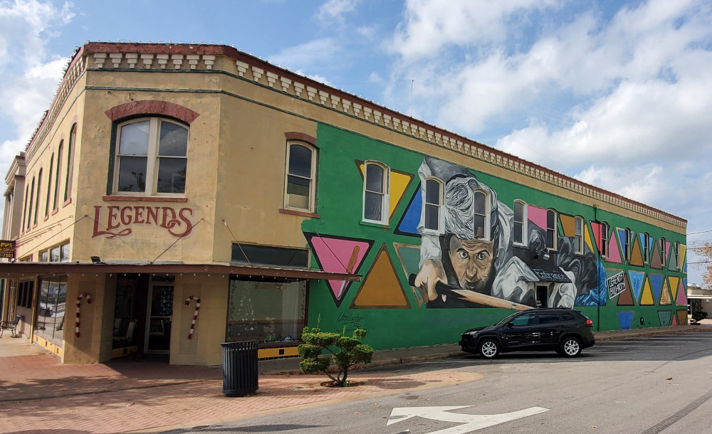 mural in  by artist unknown.