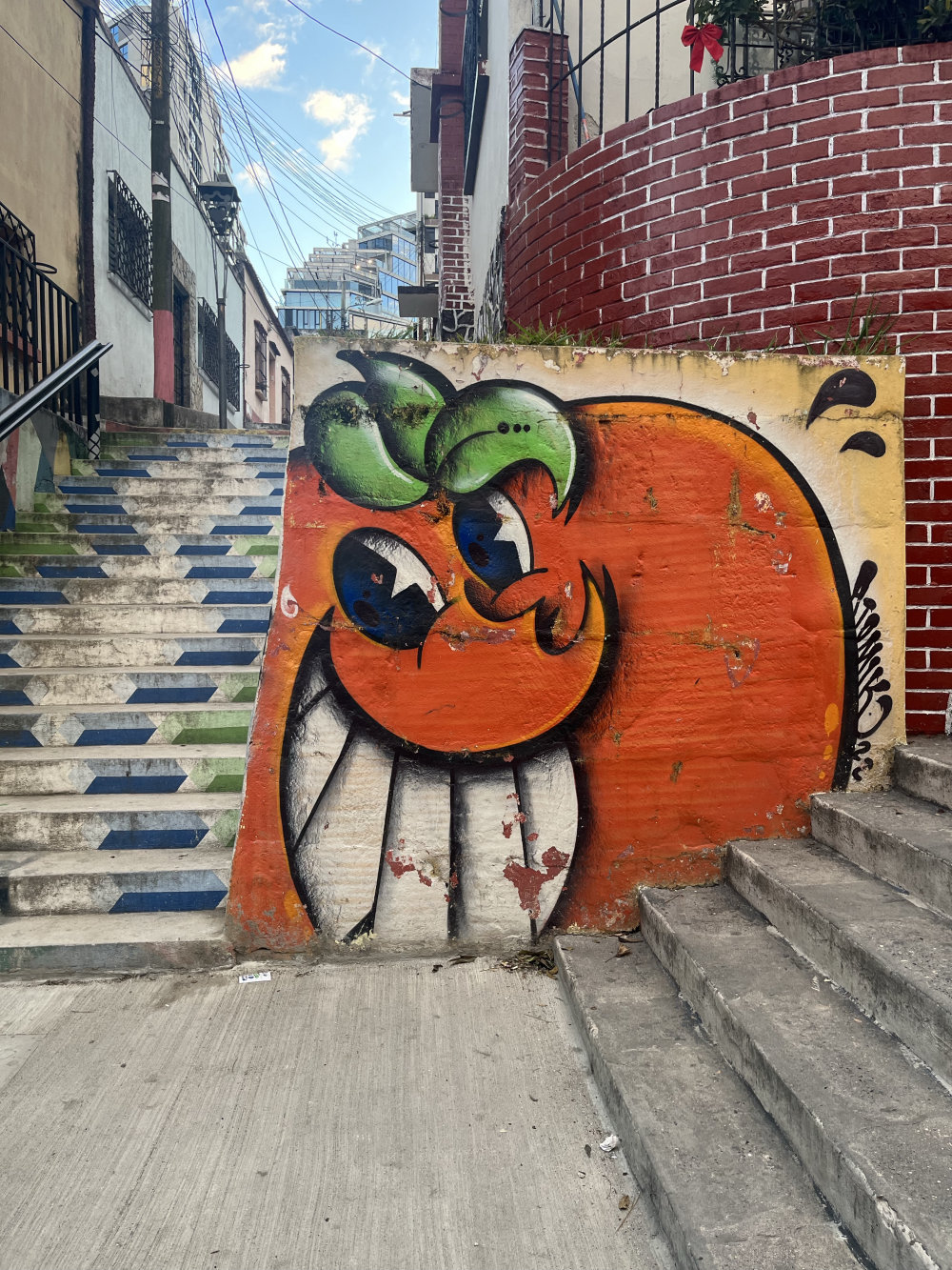mural in Ciudad de Guatemala by artist Atomik.