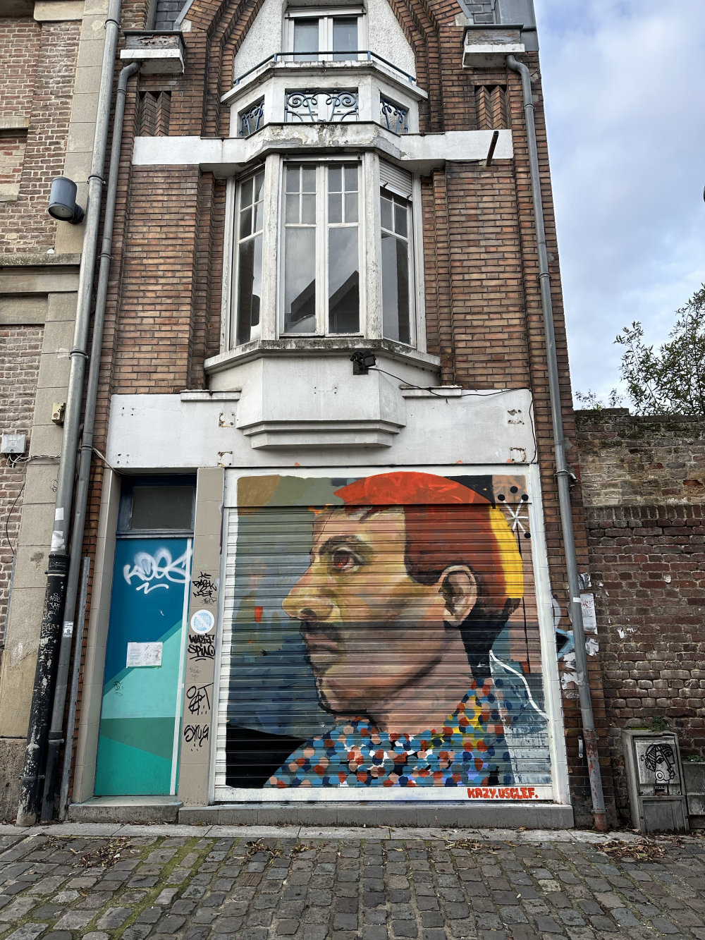 mural in Amiens by artist unknown.