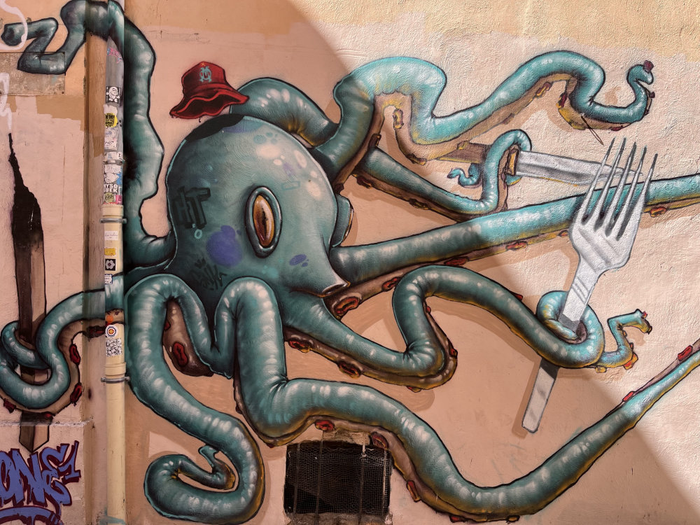 mural in Marseille by artist unknown.