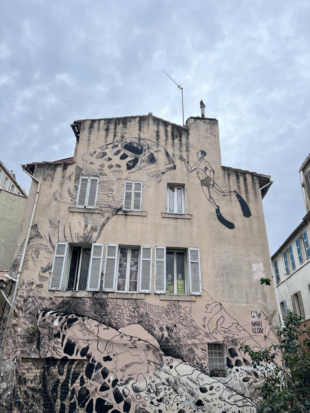 mural in Marseille by artist unknown.