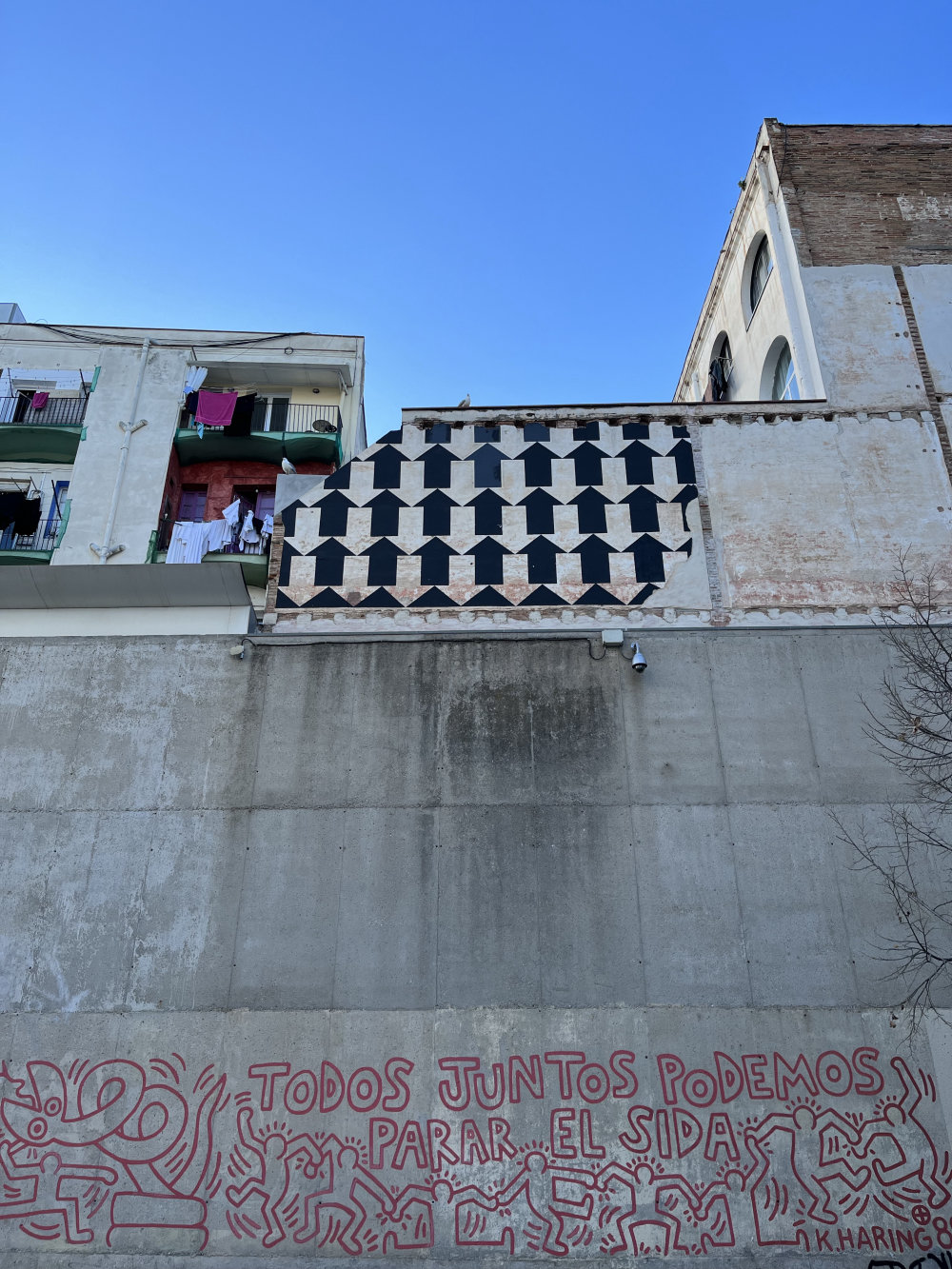 mural in Barcelona by artist unknown.