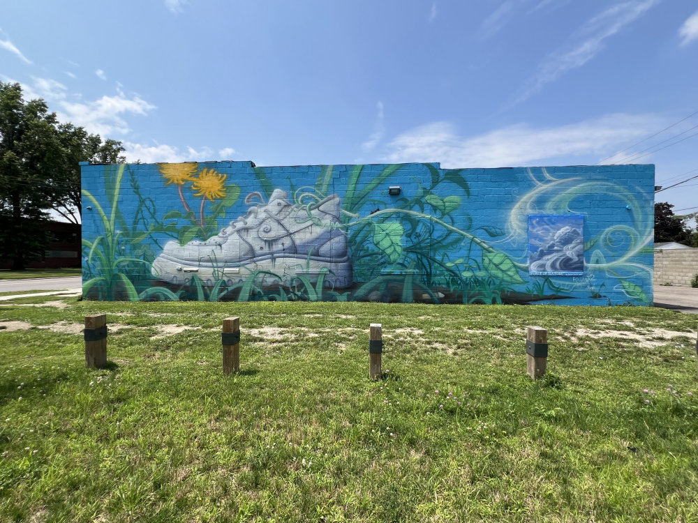 mural in Detroit by artist unknown.