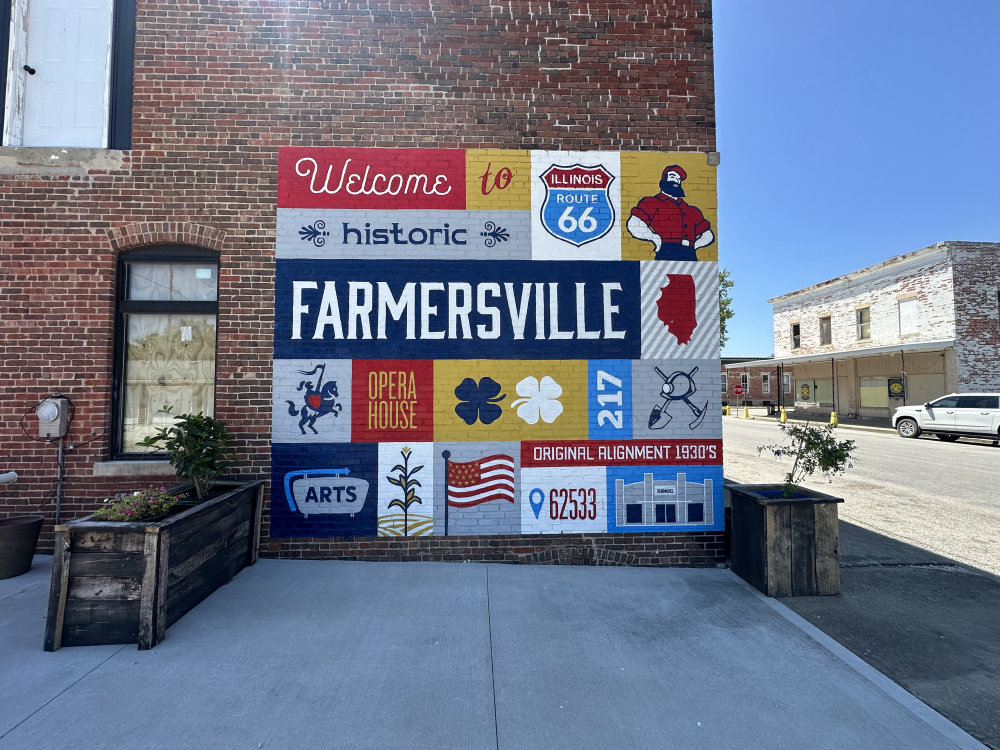 mural in Farmersville by artist unknown.