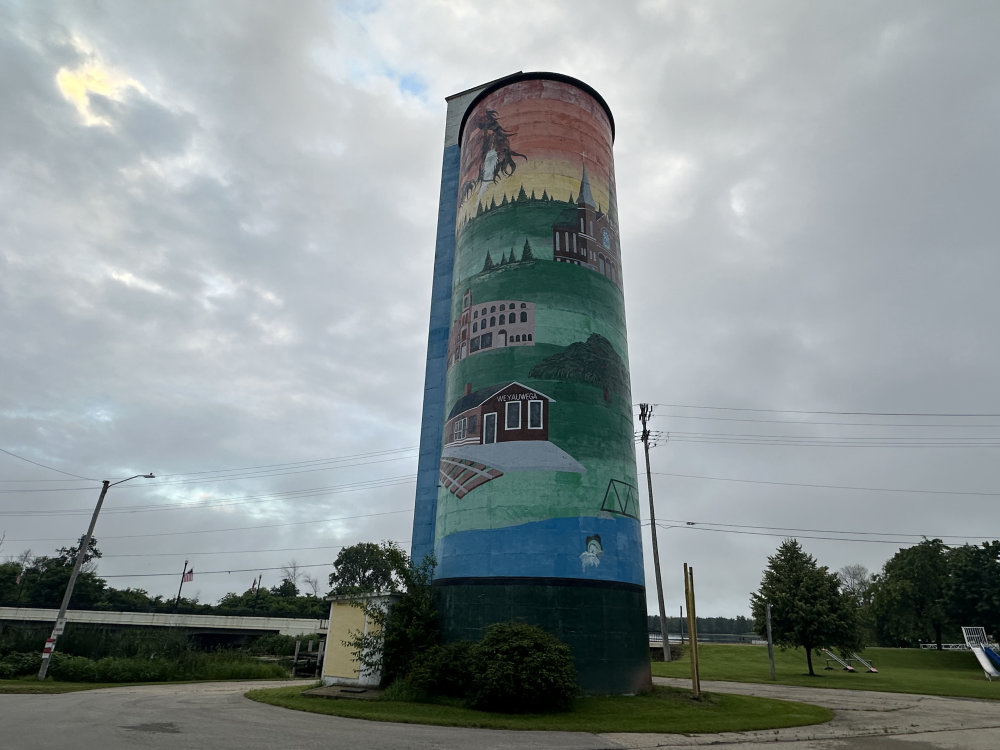 mural in Weyauwega by artist unknown.