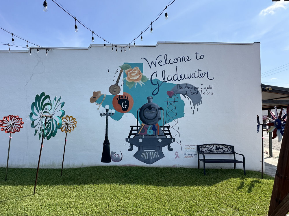 mural in Gladewater by artist unknown.