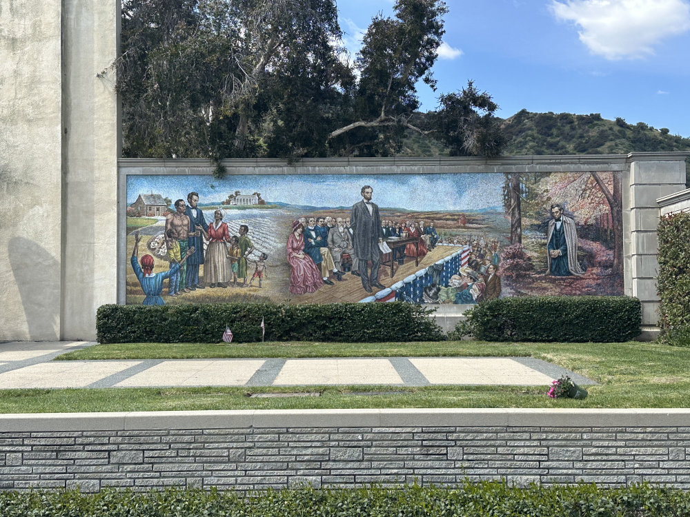 mural in Los Angeles by artist unknown.