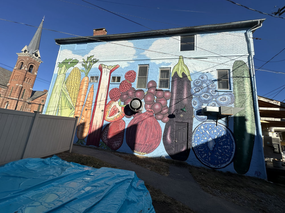 mural in Lima by artist unknown.