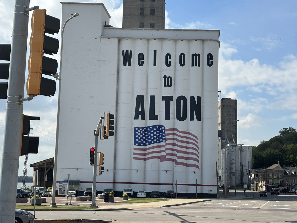 mural in Alton by artist unknown.