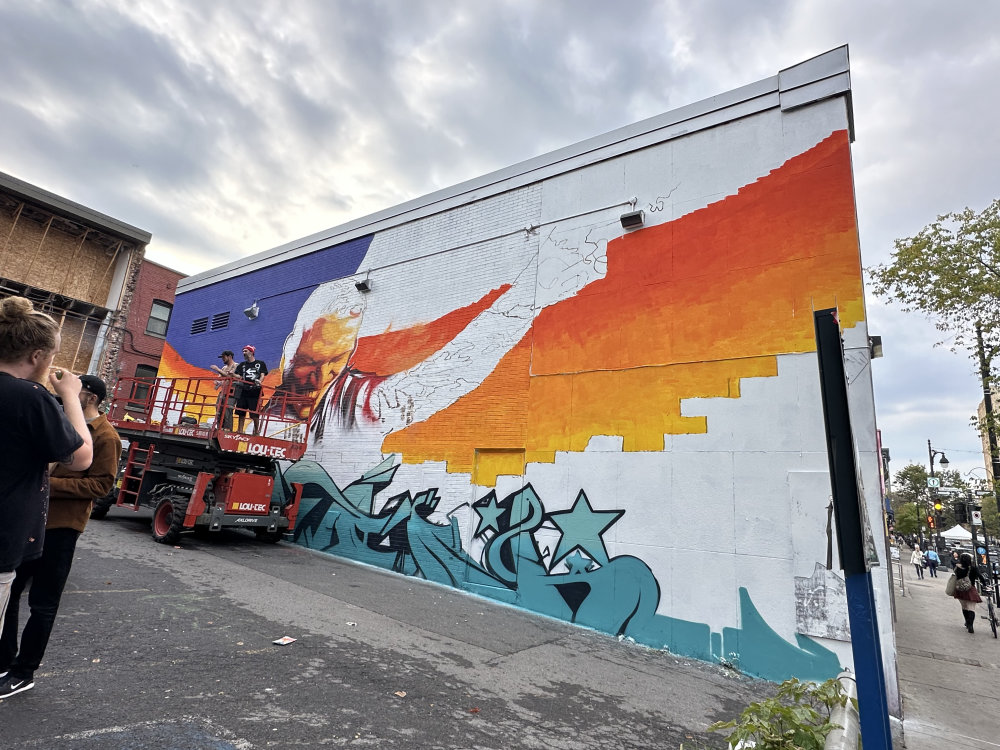 mural in Montréal by artist unknown.