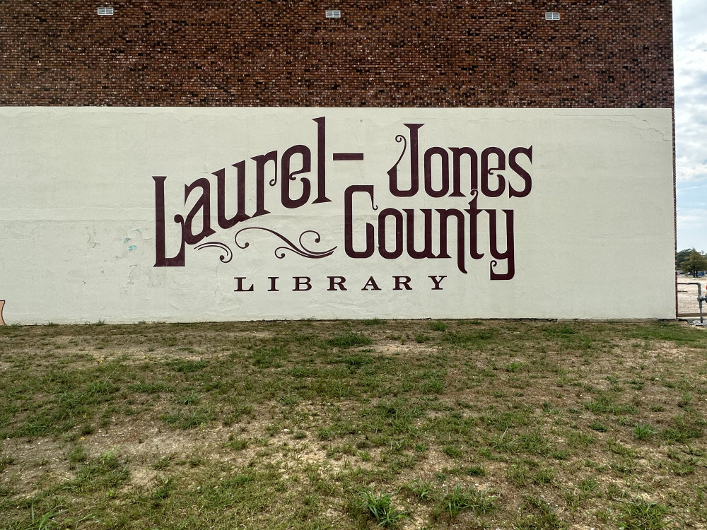 mural in Laurel by artist unknown.