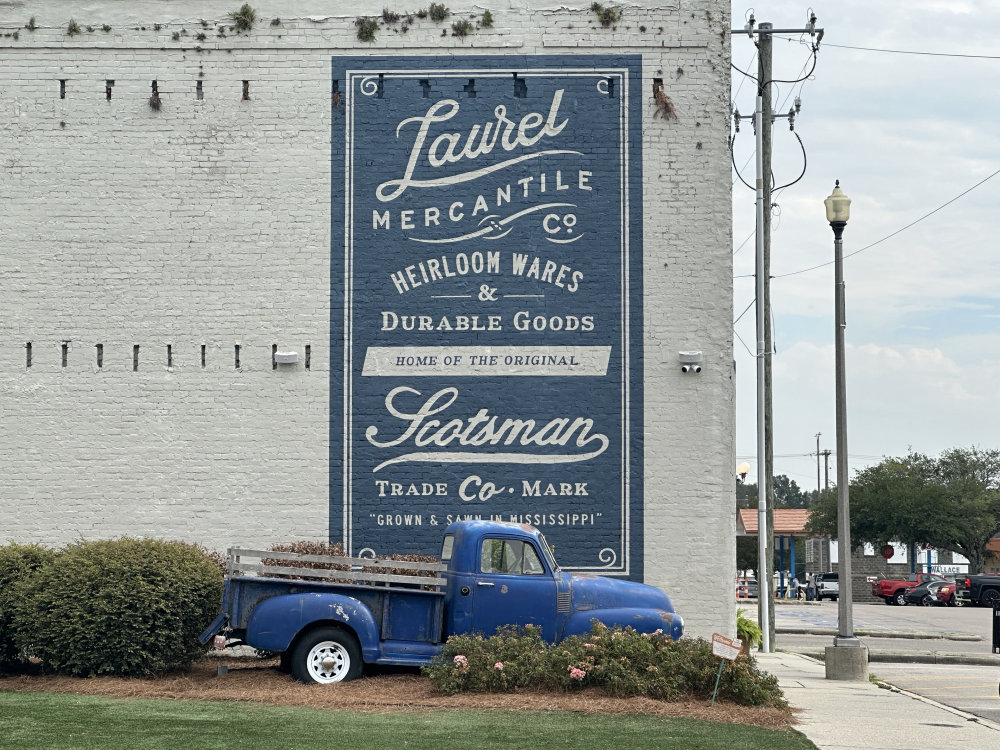 mural in Laurel by artist unknown.