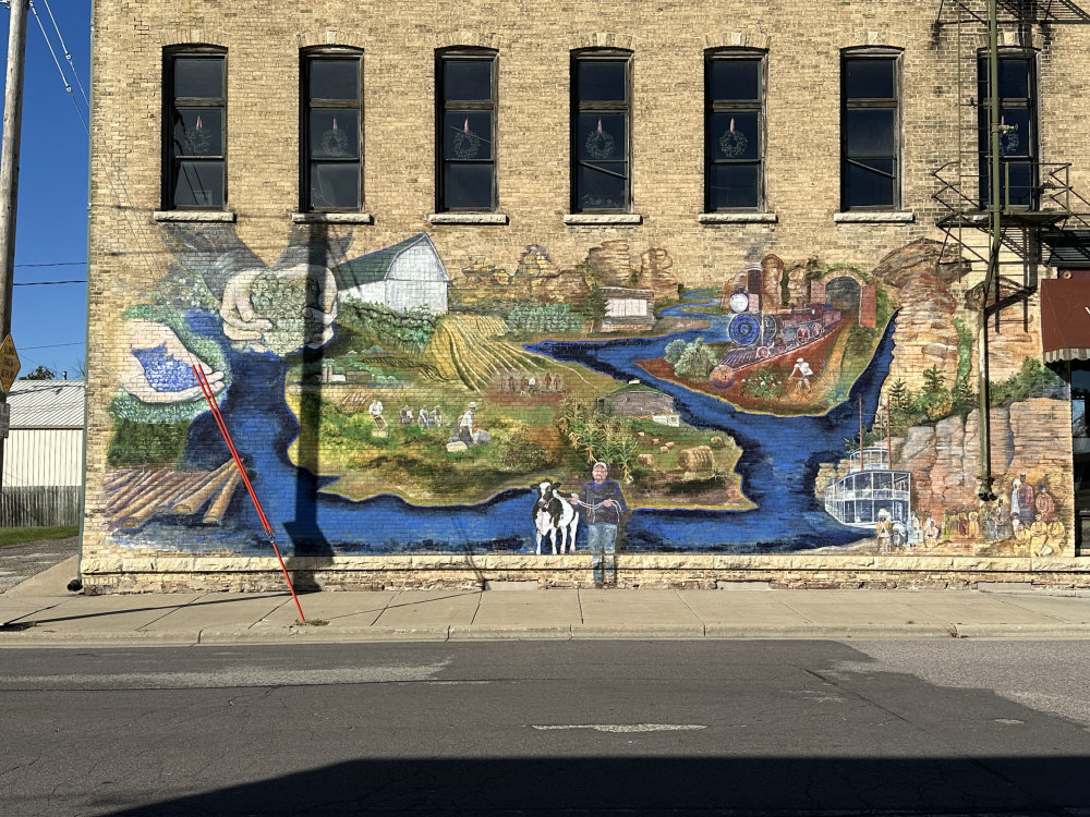 mural in Mauston by artist unknown.