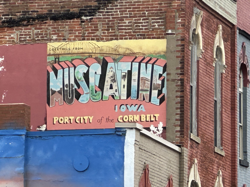 mural in Muscatine by artist unknown.