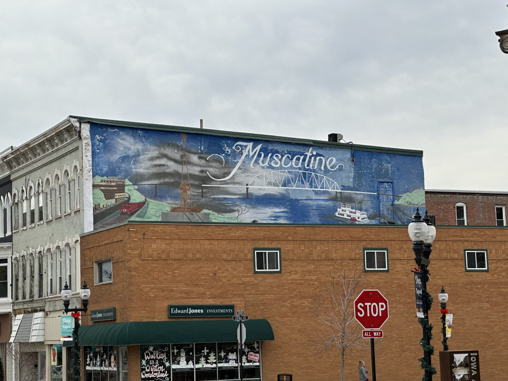 mural in Muscatine by artist unknown.