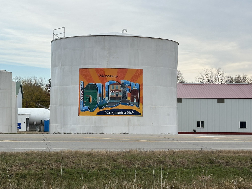 mural in Lowden by artist unknown.