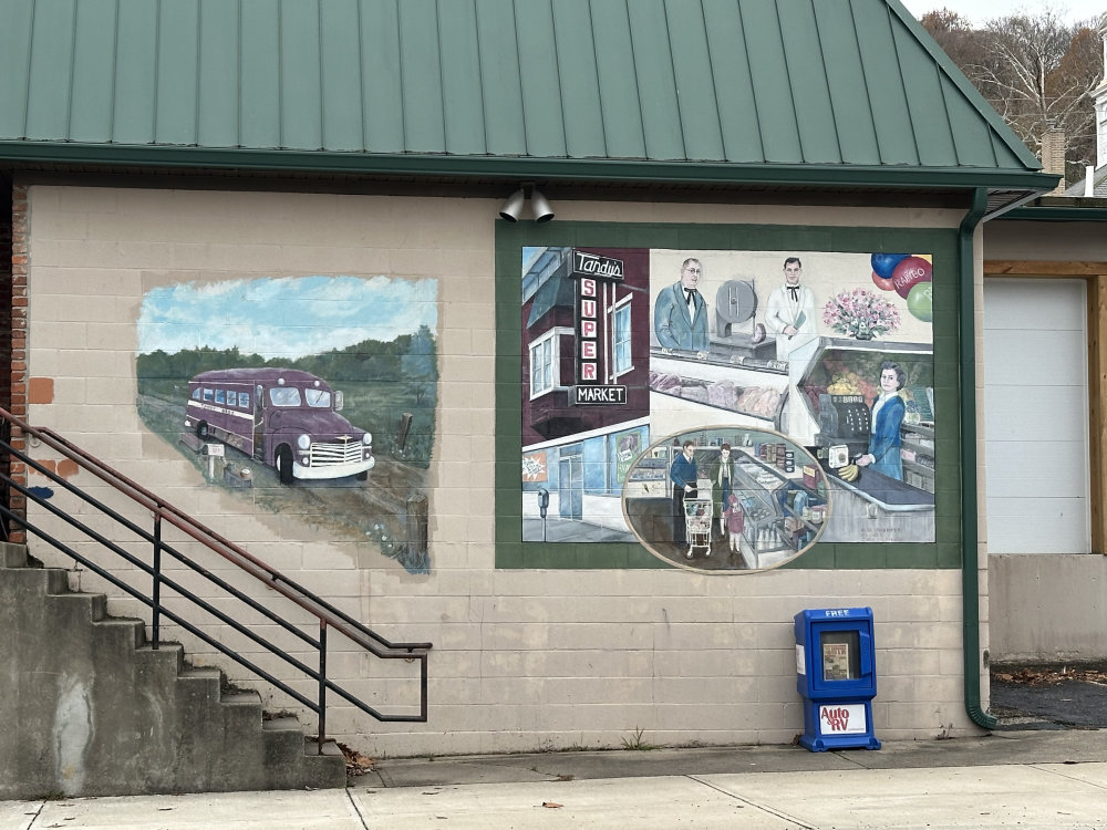 mural in Aurora by artist unknown.