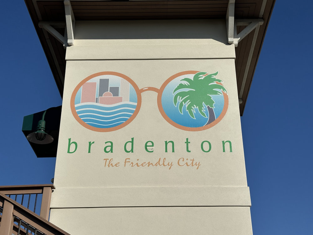 mural in Bradenton by artist unknown.