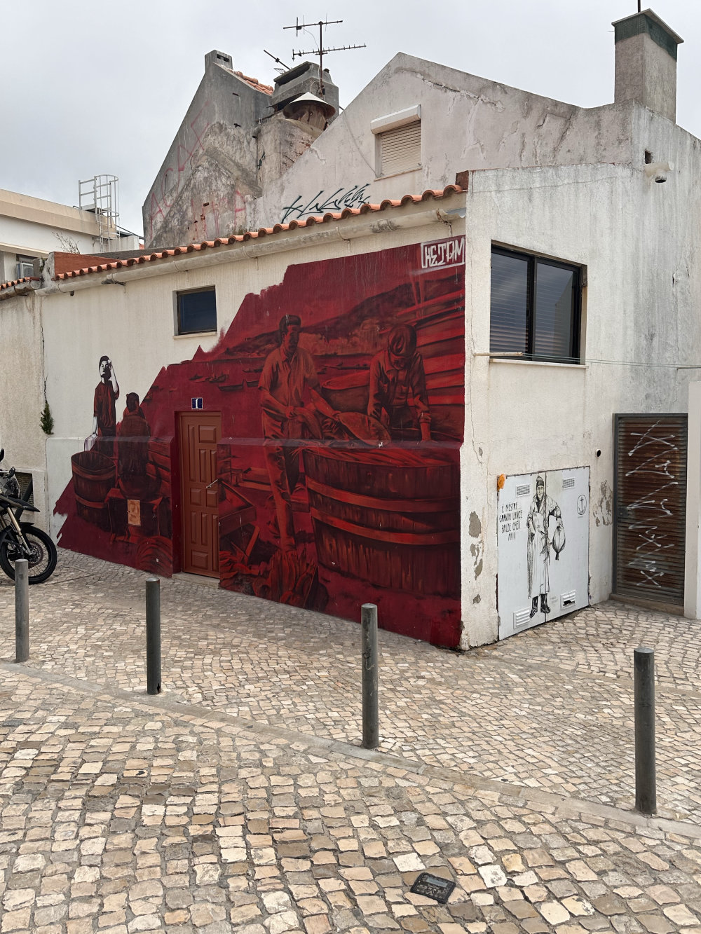 mural in Sesimbra by artist unknown.